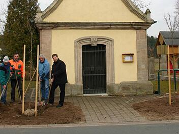 Auch Pfarrer Matthias Steffel (r.) legte bei der Pflanzaktion mit Hand an und half Ewald Schock, Georg Kratz und Helmut Nagengast.  Foto: M. Erlwein