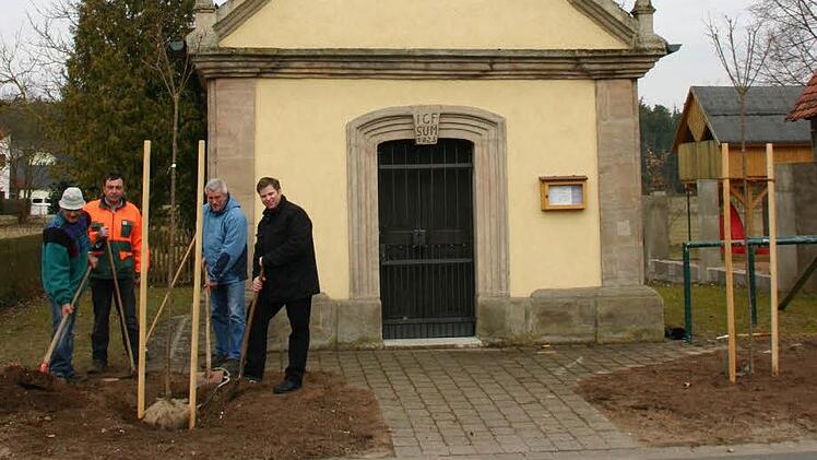 Auch Pfarrer Matthias Steffel (r.) legte bei der Pflanzaktion mit Hand an und half Ewald Schock, Georg Kratz und Helmut Nagengast.  Foto: M. Erlwein