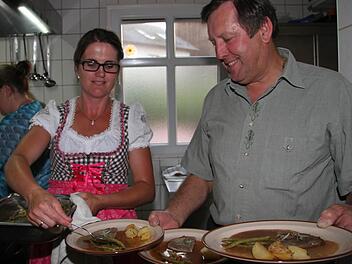Alfred Hofmann und Schwiegertochter Melanie Hofmann bereiten das Essen zu. Fotos: Sonja Adam