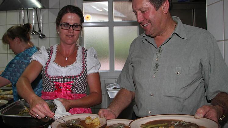 Alfred Hofmann und Schwiegertochter Melanie Hofmann bereiten das Essen zu. Fotos: Sonja Adam
