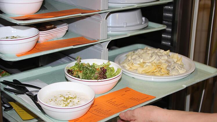 Links kühl, rechts warm - ein Blick in den Speisenwagen: Gestern gab's als Vollkostmenü Suppe, Champignons in Sahne, Bandnudeln und Salat und ein Dessert.