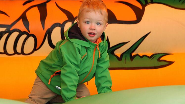 Frühlingsmarkt im Seniorenheim Haus Waldenfels in Bad Brückenau: Lukas tobt auf der Hüpfburg. Foto: Ulrike Müller