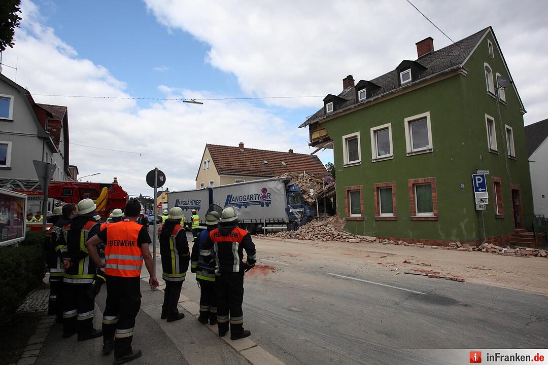 Lkw kracht in Wohnhaus in Oberkotzau