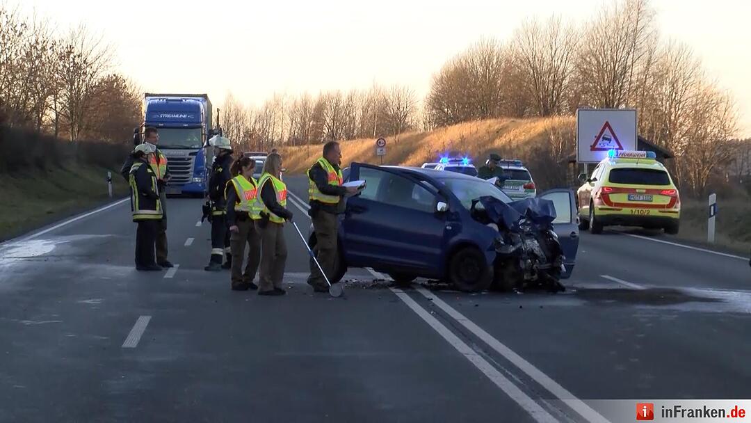 Schwerer Unfall bei Hof: Autofahrerin gerät in Gegenverkehr