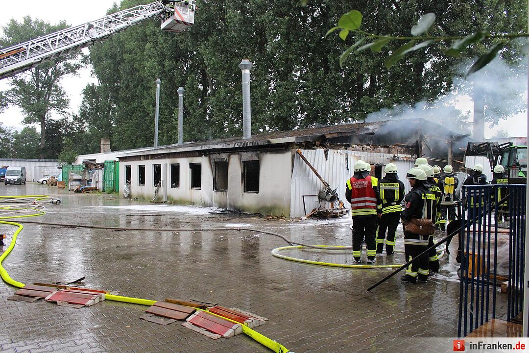 Lagerhalle in Hersbruck vollstaendig ausgebrannt