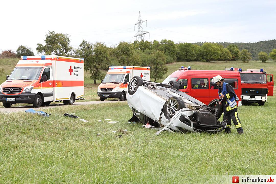 Pkw landet bei Kemmathen auf dem Dach