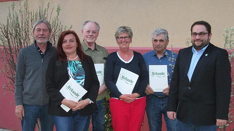 Vorsitzender Konrad Völker (links) und Kreisvorsitzender Markus Stockmann (rechts ehrten die langjährigen Mitglieder (von links) Christiane Hurrlein, Horst Matzka, Cäcilie Schmidt und Johannes Schäfer.
