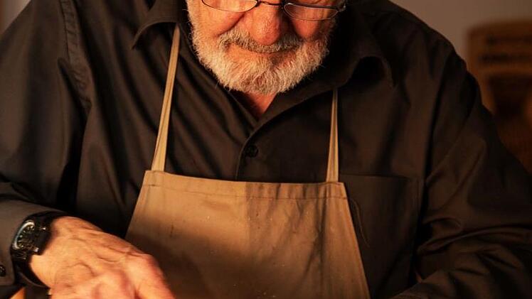 Bei den "lebenden Werkstätten" - wie hier Manfred Popp - können Besucher sehen, wie ein Flechtwerk entsteht.  Foto: Klaus Gagel