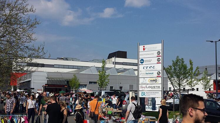 Der FT-Flohmarkt auf dem Gelände der Mediengruppe Oberfranken. Foto: Michael Memmel