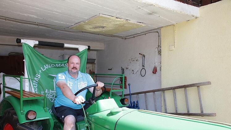 Klaus Kippes mit seinem alten Deutz. Foto: Ralf Ruppert