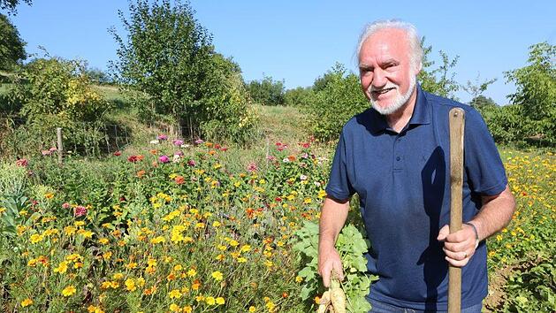 FT-Gartenexperte  Jupp Schröder empfiehlt die Samen-Mischungen für den guten Zweck.  Foto: Barbara Herbst
