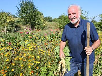 FT-Gartenexperte  Jupp Schröder empfiehlt die Samen-Mischungen für den guten Zweck.  Foto: Barbara Herbst