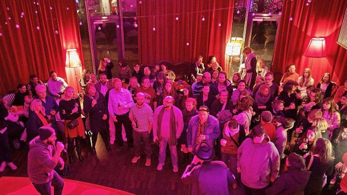 Nach dem Theaterstück feierten die Jungbürger und deren Begleiter noch im Theatertreff bei einem "Bambägga"-Konzert. Foto: : Jürgen Schraudner/Stadtarchiv Bamberg