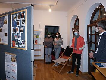 Eröffnung der Ausstellung zum Jugendaustausch "Tamar -  Bad Kissingen - Perspektiven" mit Bad Brückenaus Bürgermeister Jochen Vogel (rechts), Ricarda Löhmer (von links), Celine Witzke und Philipp Kreß. Foto: Marion Eckert