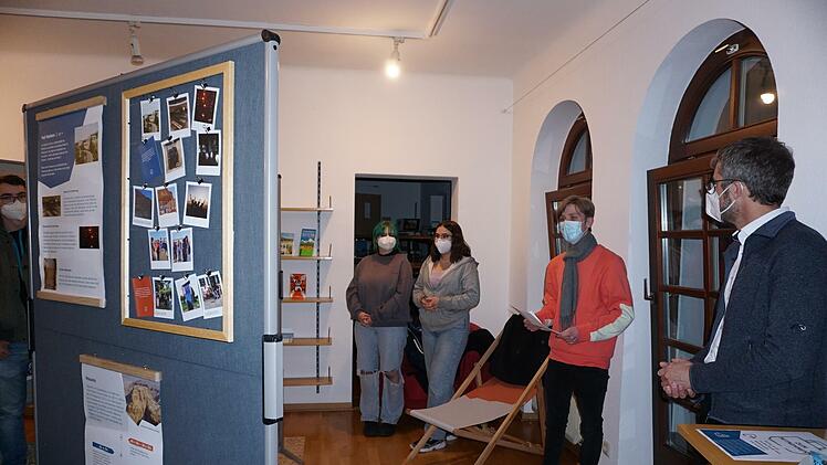 Eröffnung der Ausstellung zum Jugendaustausch "Tamar -  Bad Kissingen - Perspektiven" mit Bad Brückenaus Bürgermeister Jochen Vogel (rechts), Ricarda Löhmer (von links), Celine Witzke und Philipp Kreß. Foto: Marion Eckert
