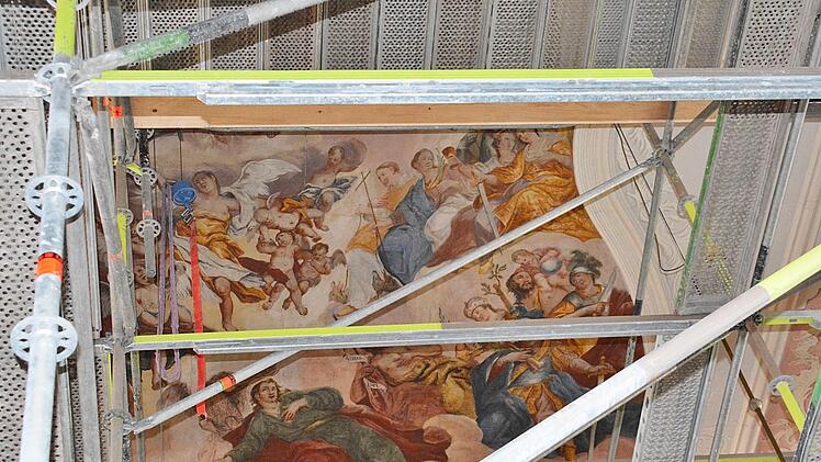 Das gesamte Gemälde ist übrigens 16 Meter lang und 9,50 Meter breit und wurde von Johann Peter Herrlein 1768 gemalt. Es stellt die Heilige Dreifaltigkeit dar. Foto: Hanns Friedrich