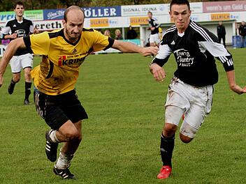 Im packenden Kampf um den Ball der Sander Florian Gundelsheimer (links) mit dem Augsfelder Danny Schlereth.