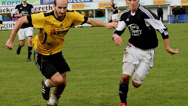 Im packenden Kampf um den Ball der Sander Florian Gundelsheimer (links) mit dem Augsfelder Danny Schlereth.