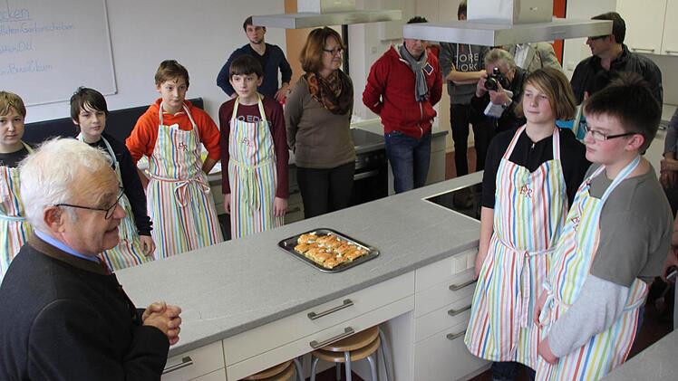 Der Landrat lobt die Realschüler ob ihrer Kochkünste.