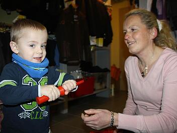 Kleiner Mann ganz groß: Bei Alexandra Stöcklein fühlt Matthias Till sich sichtlich wohl. In ihrem Laden in Dettelbach darf der Kleine gern auch mal mit großen Werkzeugen spielen.  Foto: Diana Fuchs