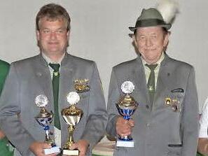 Die Pokalsieger in Kirchaich (von links): Julian Hofmann, Gernot Berger, Günter Schmitt und Ingrid Zöttlein.  Fotos: Helmut Kistner