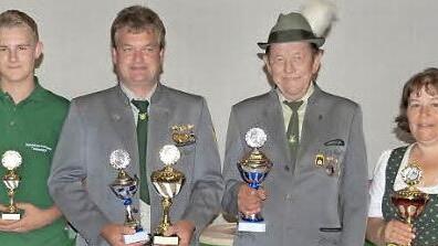 Die Pokalsieger in Kirchaich (von links): Julian Hofmann, Gernot Berger, Günter Schmitt und Ingrid Zöttlein.  Fotos: Helmut Kistner