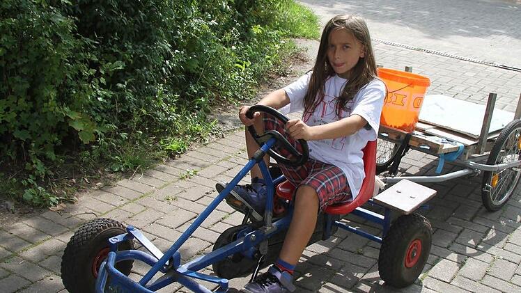 Theo Bruhn liefert mit einem Kettcar aus.