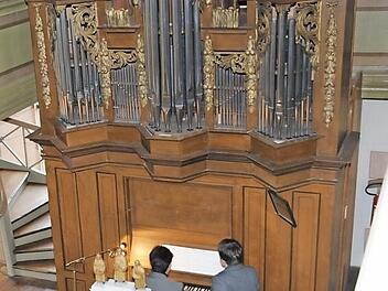Ein Prachtstück ist die rund 250 Jahre alte Voit-Orgel in der Moritzkirche in Altershausen nach ihrer Restaurierung geworden. Am Sonntag wurde sie in einem Konzert der Kirchengemeinde vorgestellt. Dekanatskantor Matthias Göttemann spielte das Instrument, das angeblich einst in Wetzhausen Dienst tat.  Foto: Gerold Snater