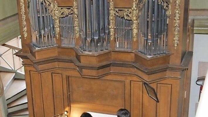 Ein Prachtstück ist die rund 250 Jahre alte Voit-Orgel in der Moritzkirche in Altershausen nach ihrer Restaurierung geworden. Am Sonntag wurde sie in einem Konzert der Kirchengemeinde vorgestellt. Dekanatskantor Matthias Göttemann spielte das Instrument, das angeblich einst in Wetzhausen Dienst tat.  Foto: Gerold Snater