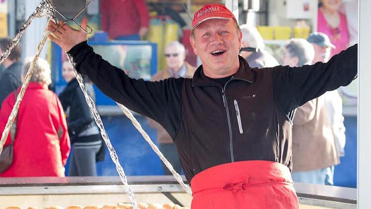 Auch an den Imbiss-Ständen ging es lebhaft zu. Foto: Klaus Gagel