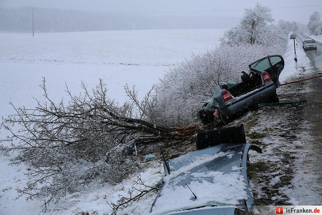 18-JŠhrige kollidiert im Schneetreiben mit Baum und erleidet lebensgefaehrliche Verletzungen