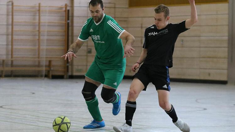 BSG 80 Abwehrmann Milislav Jankovic (li.) war im Halbfinale gegen "das adi" eine Schlüsselfigur.
