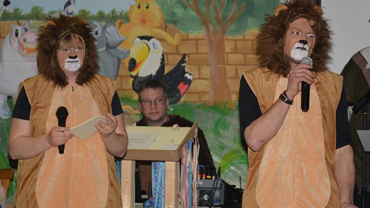 Melanie Rüttiger und Daniel Albert führten als Löwen verkleidet gekonnt durchs Programm. Foto: Björn Hein