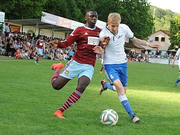Toller Juniorenfußball vor vollbesetzter Tribüne wird auch in diesem Jahr bei der TSVgg Hausen geboten. Unser Archivbild aus dem Jahr 2015 zeigt eine Final-Szene zwischen Westham United (links) und dem späteren Sieger von Zenith St. Petersburg. Foto: Jürgen Schmitt