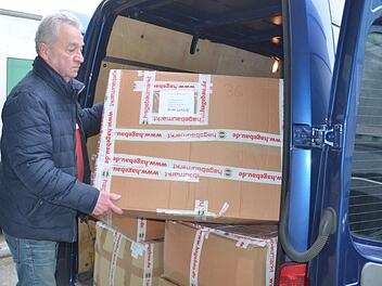 Dieter Wolf verlädt rund 40 Kartons mit Babysachen, die der Kinderhilfe gespendet wurden. Sie gehen jetzt noch vor Weihnachten auf die Reise in die Ukraine, wo sie dringend gebraucht werden.  Foto: Rainer Lutz