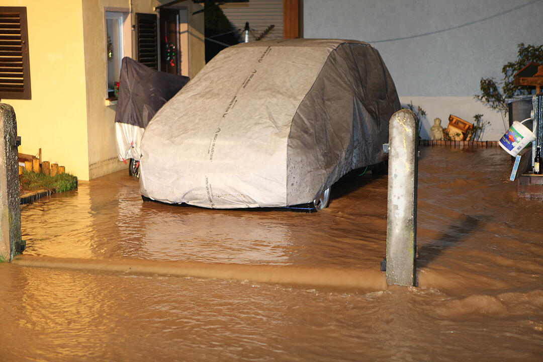 Hochwasser in Franken: In der Nacht zum Freitag kam es in Ansbach zu teils schweren Überschwemmungen