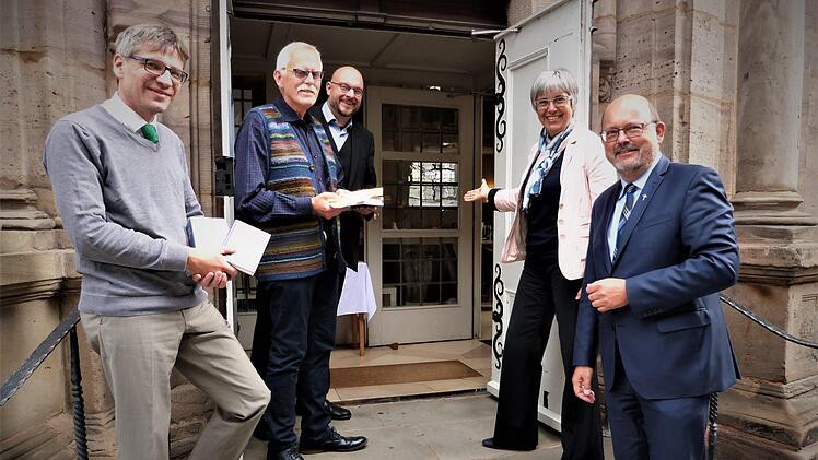 In den Dekanatsbezirken Kulmbach und Bayreuth wird am kommenden Sonntag erstmals in verschiedenen Kirchengemeinden der "Back-to-Church-Sunday" gefeiert. Unser Bild zeigt (von links) Pfarrer Ulrich Winkler (Petrikirche), Kirchenvorsteher Günter Konwisorz (Kreuzkirche), Pfarrer Hannes Schott (Lutherkirche Bayreuth), Regionalbischöfin Dorothea Greiner und Dekan Thomas Kretschmar.Werner Reißaus