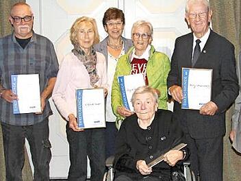 Die Auszeichnung verdienter langjähriger Mitglieder stand im Mittelpunkt des Ehrungsabends des VdK-Ortsverbandes Coburg-Neuses (von links): Horst Nikol, Volker Bräunig, Elfriede Faber, Susann Biedefeld, Ingrid Remshardt, Harry Schweinsberg, stellvertretender VdK-Kreisvorsitzenden Hans-Jürgen Hofmann und Marianne Hauschild (vorne, sitzend). Foto: Biedefeld