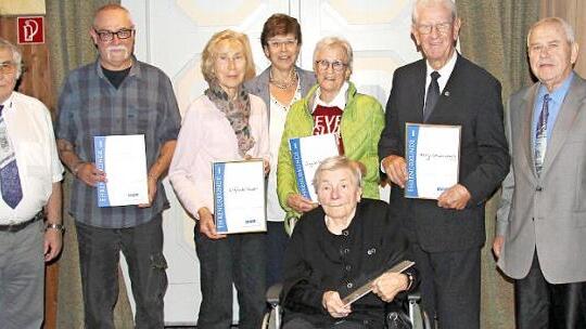 Die Auszeichnung verdienter langj&auml;hriger Mitglieder stand im Mittelpunkt des Ehrungsabends des VdK-Ortsverbandes Coburg-Neuses (von links): Horst Nikol, Volker Br&auml;unig, Elfriede Faber, Susann Biedefeld, Ingrid Remshardt, Harry Schweinsberg, stellvertretender VdK-Kreisvorsitzenden Hans-J&uuml;rgen Hofmann und Marianne Hauschild (vorne, sitzend). Foto: Biedefeld