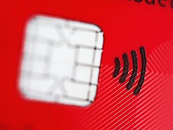 Eine EC-Karte mit einem Funkchip. Wer trägt das Missbrauchsrisiko bei einer Bankkarte, die für kontaktloses Bezahlen kleiner Beträge ohne Pin-Code freigeschaltet ist? Foto: Rolf Vennenbernd, dpa