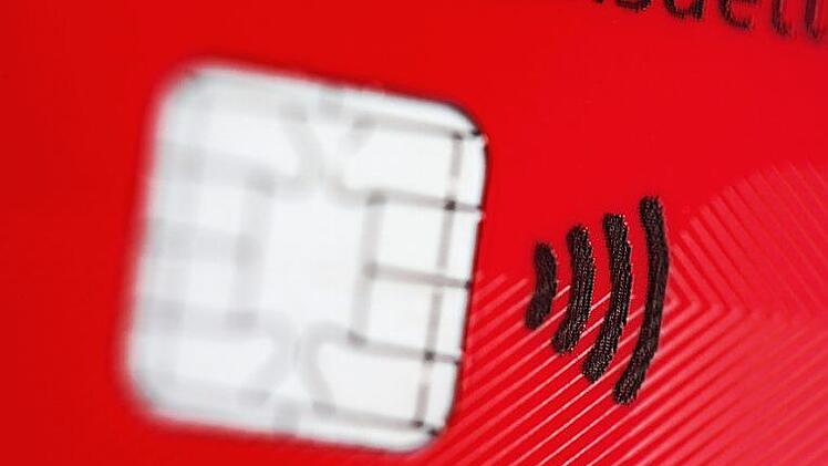 Eine EC-Karte mit einem Funkchip. Wer trägt das Missbrauchsrisiko bei einer Bankkarte, die für kontaktloses Bezahlen kleiner Beträge ohne Pin-Code freigeschaltet ist? Foto: Rolf Vennenbernd, dpa