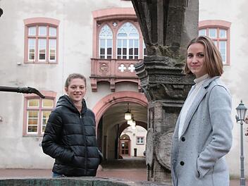 Emma Bindrum (links) von der neuen Liste "Generation Z" und Maria Pfaff von der "Jungen Liste" sind die beiden jüngsten Mitglieder des Hammelburger Stadtrates. Die beiden 18-jährigen Schülerinnen sehen sich nach eigenen Worten noch in der Einarbeitungsphase und würden sich mehr Sachlichkeit bei den Beratungen wünschen.Ralf Ruppert