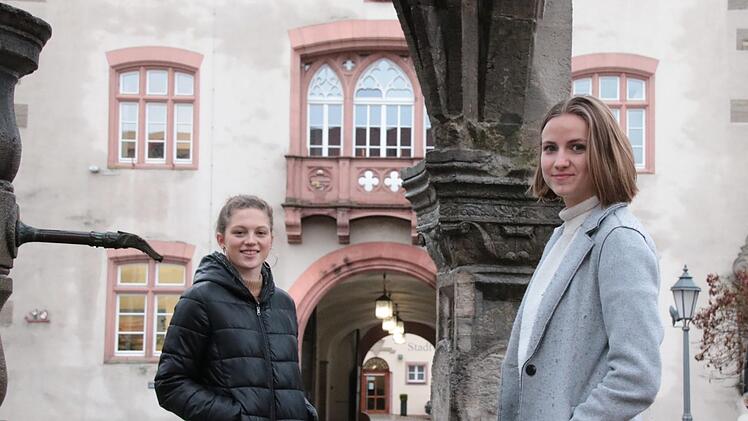 Emma Bindrum (links) von der neuen Liste "Generation Z" und Maria Pfaff von der "Jungen Liste" sind die beiden jüngsten Mitglieder des Hammelburger Stadtrates. Die beiden 18-jährigen Schülerinnen sehen sich nach eigenen Worten noch in der Einarbeitungsphase und würden sich mehr Sachlichkeit bei den Beratungen wünschen.Ralf Ruppert