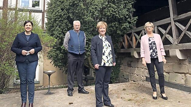 Bürgermeisterin Angela Hofmann (links) verabschiedete Jutta Richter (rechts) und Rosl Schulze in den wohlverdienten Ruhestand. Josef Barnickel konnte sie zum 40-jährigen Dienstjubiläum gratulieren.