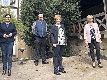 B&uuml;rgermeisterin Angela Hofmann (links) verabschiedete Jutta Richter (rechts) und Rosl Schulze in den wohlverdienten Ruhestand. Josef Barnickel konnte sie zum 40-j&auml;hrigen Dienstjubil&auml;um gratulieren.