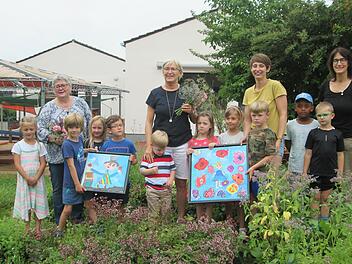 Mit "einem lachenden und einem weinenden Auge" verabschiedeten sich die beiden langjährigen Mitarbeiterinnen in St. Marien (von links) Köchin Andrea Schaub-Römisch und Leiterin Andrea Stosiek. Katharina Meierl (2. von rechts) ist die neue Leiterin. Geschäftsführerin Kerstin Augsburg (rechts) dankte den Scheidenden für ihre Leistungen.