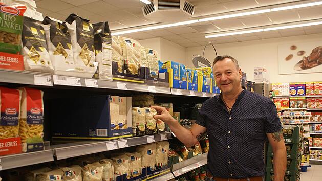 Die Kundinnen und Kunden achten jetzt verst&auml;rkt auf Sonderangebote, hat Klaus R&uuml;ttger vom E-Center in Bad Kissingen festgestellt.