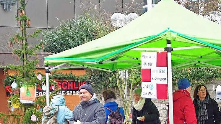 Bei der Wunschbaumaktion des Ökostammtischs in der Fußgängerzone konnten Passanten Wünsche an die Stadtverwaltung aufschreiben.
