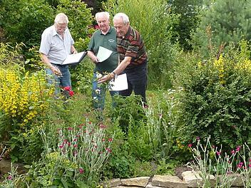 Die Kreisbewertungskommission mit Horst Heinlein, Herbert Reuther und Edgar Bärenz inspizierte 41 Gartenanlagen im Landkreis.  Foto: Fleischmann