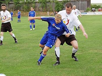 Die Spielerin aus einer Damenmannschaft hat es der Klerus-Auswahl schwer gemacht: Pfarrer Stefan Sangl aus der Diözese Regensburg im Duell auf dem Fußballplatz. Fotos: Helmut Kormann